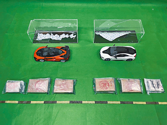 毒邮包内的模型汽车展示架藏有海洛英。