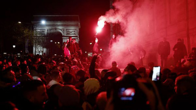 法国爆暴动，有球迷用烟花炸向警察。路透