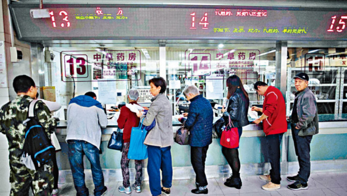 上海某醫院民眾排隊買藥。