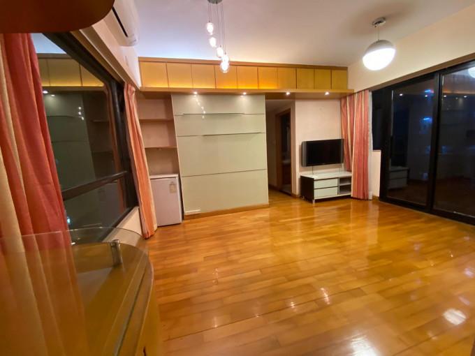低層套3房單位企理新淨,並留有不少入牆家具。