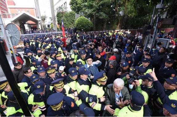 台灣軍公教年金改革惹爭議。網上圖片