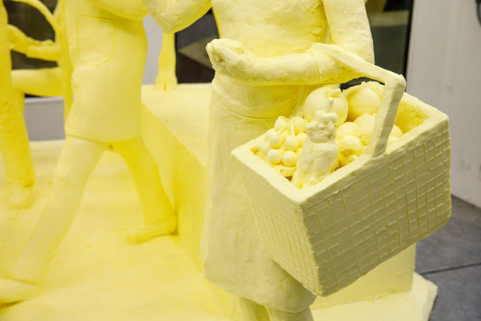 雕塑展现一只牛、一名农民、一名农艺家、一名牛奶工人和一名拿着一篮农产品的妇人，连放在篮子内的东西也雕琢得十分细致。