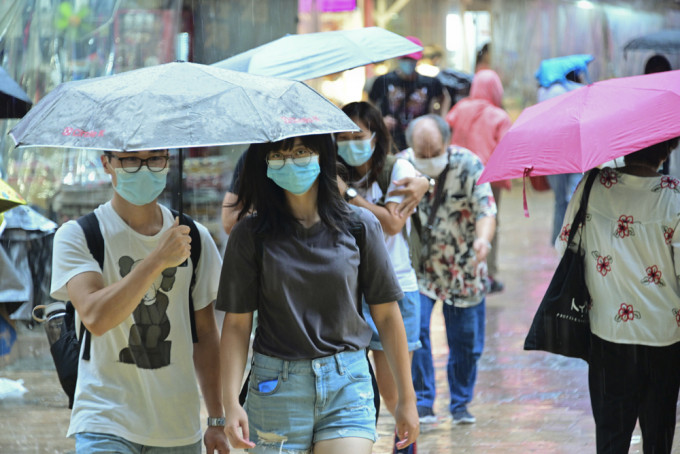 天文台预测，明日仍有几阵雨，能见度较低。 资料图片