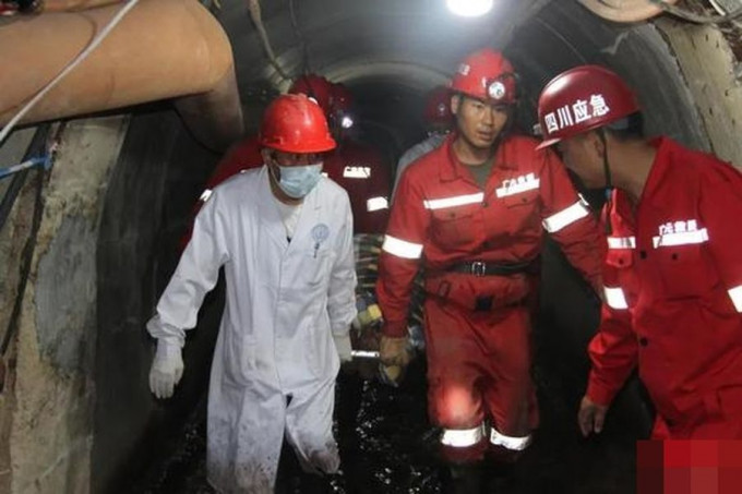 四川3名工人被困塌陷隧道7日後獲救。 網圖