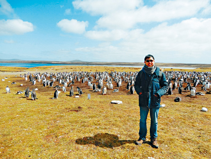 梁於南極考察時，在福克蘭群島遇見皇帝企鵝群落。