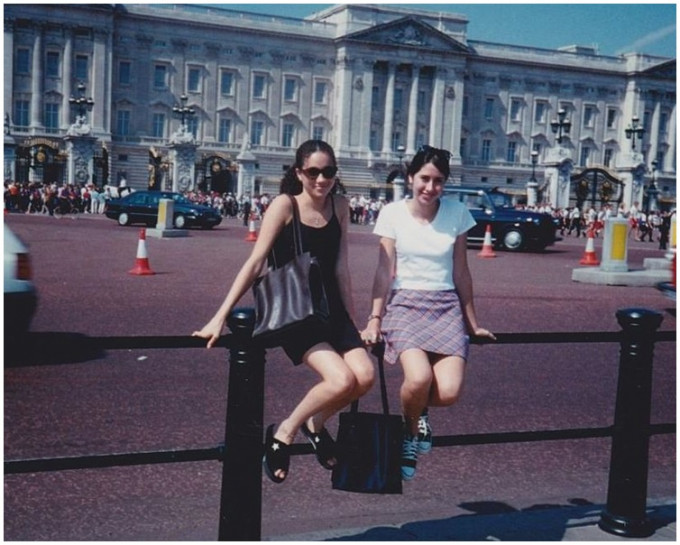 15岁的梅根21年前和友人在白金汉宫外留影。网图