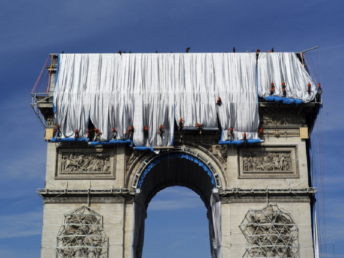 巴黎知名地标凯旋门现被银色和蓝色的可回收聚丙烯织物包裹起来。（美联社）