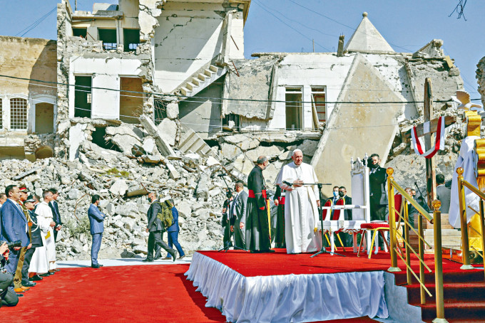 ■教宗方濟各周日在伊拉克摩蘇爾被炸毀的教堂旁祈禱。