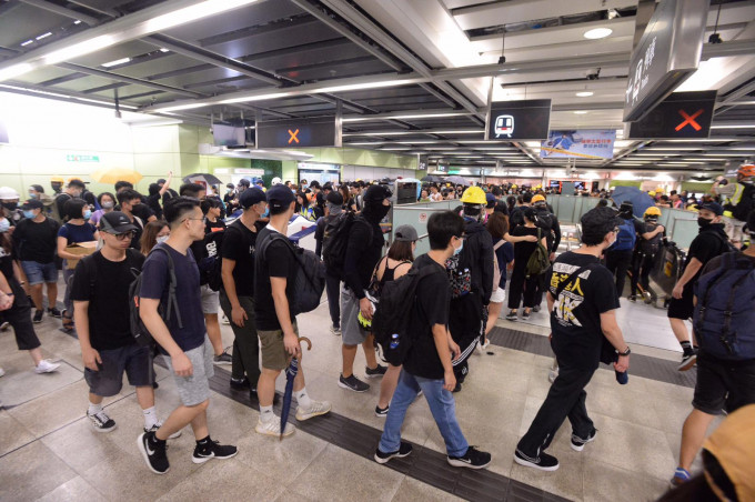 示威者經商討後決定轉戰銅鑼灣，並逐步向香港大學站撤走