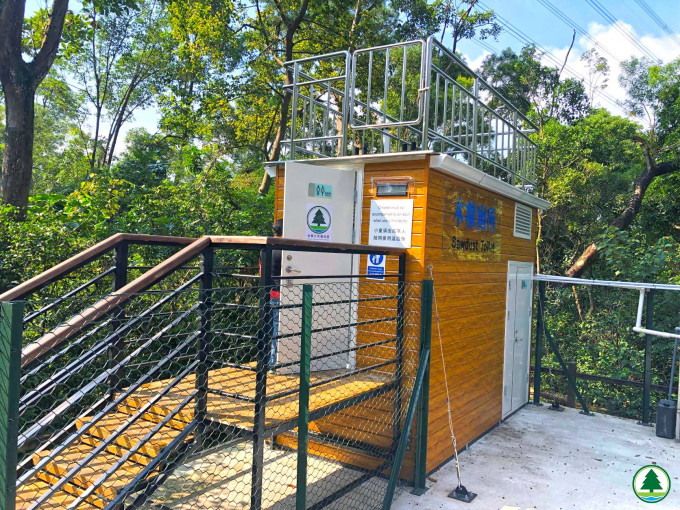 廁所外設太陽能板，以提供廁所所需的電能。香港郊野公園facebook圖片