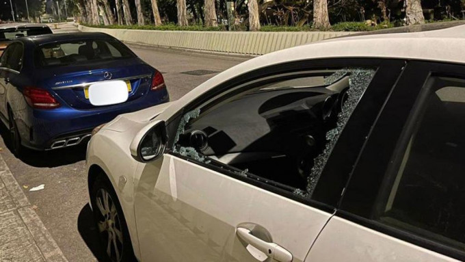 涉案私家车遭贼人打爆车窗。警方图片