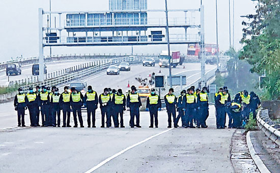 ■四十名警員在開槍現場搜索彈頭。