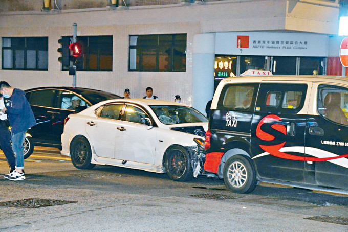 涉事白色「毒車」橫衝直撞後，於元州街九江街交界撞到一部的士後停下。