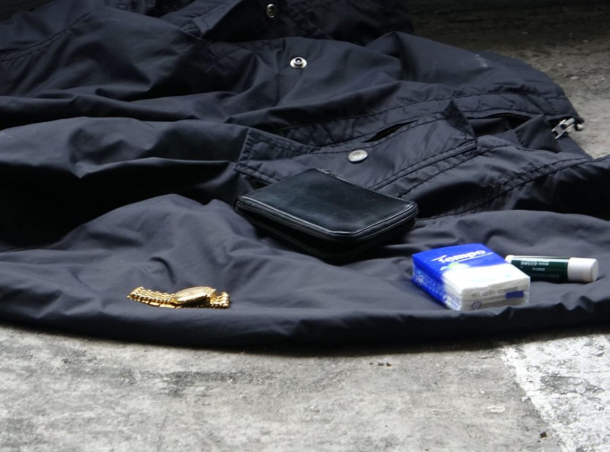 警方在停車場檢獲死者的財物。