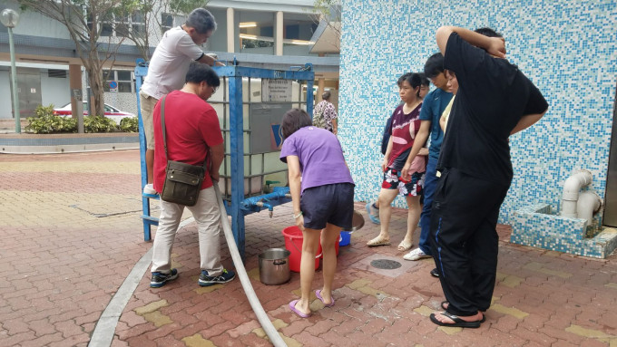 水務署派出水車到長宏邨供市民取用食水。徐裕民攝