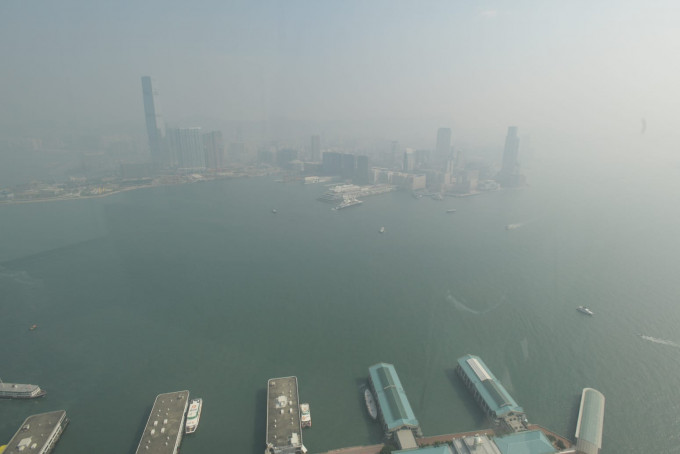 一股海洋气流正为广东沿岸带来有雾的天气。