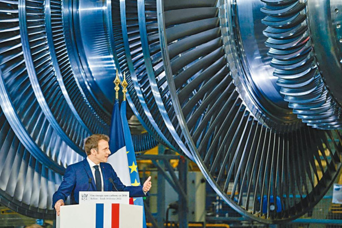马克龙周四在贝尔福的一个战略涡轮机工厂发表演讲。