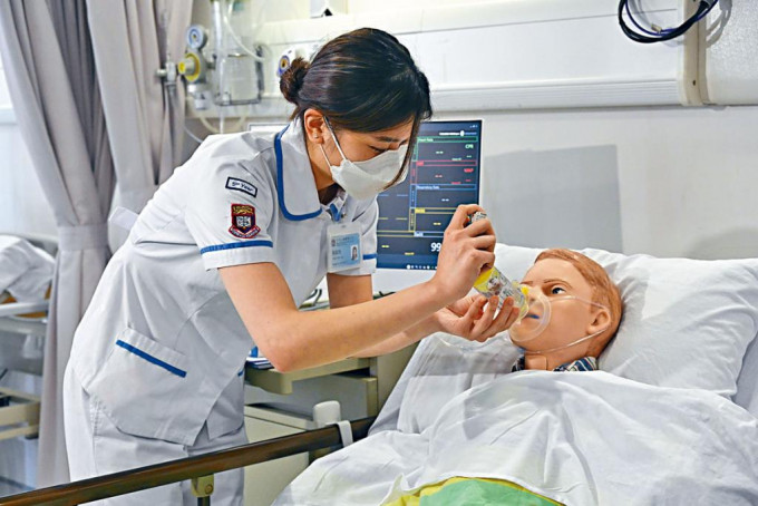 护理学院通过模拟病房，让学生熟习急症室收治怀疑确诊病人等工作程序，紧贴疫下的真实情况。