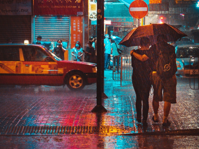 有港女指雨天時覺得「男友冇車真係好廢」，每次雨天出街都要全身濕透地迫巴士及港鐵。unsplash圖片（示意圖）