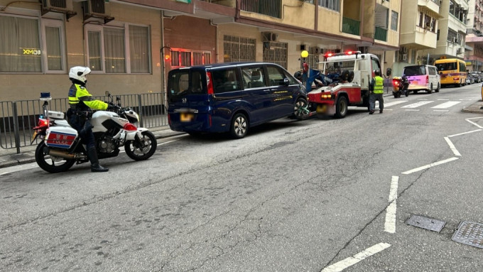 九龙城警打击乱过马路及违泊 拖走9车