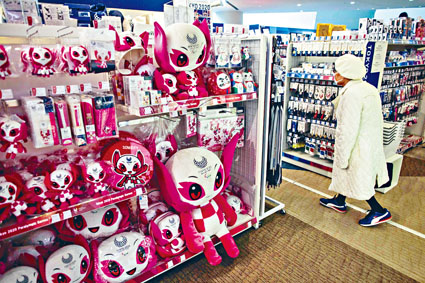 東京奧運紀念品店堆滿吉祥物。