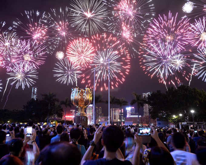 警方预料会有28万人在维港两岸观赏国庆烟花。
