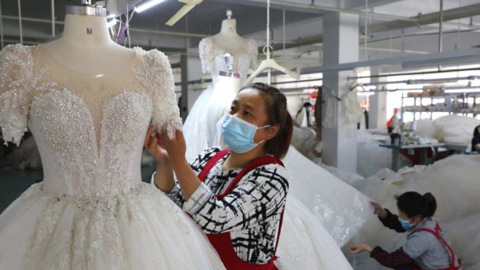 内地结婚人口减少，令婚纱产业也受到冲击。微博