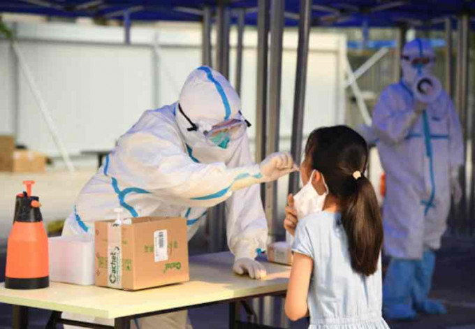 当局对罗芳水产市场周边居民全面开展核酸检测。新华社资料图片