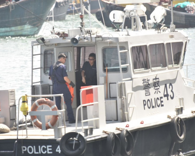  兩名男子由水警43號救起送往鴨脷洲港燈碼頭。楊偉亨攝
