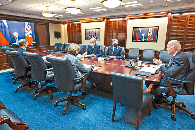 拜登周二在白宫战情室透过视像系统，与俄总统普京举行会谈。