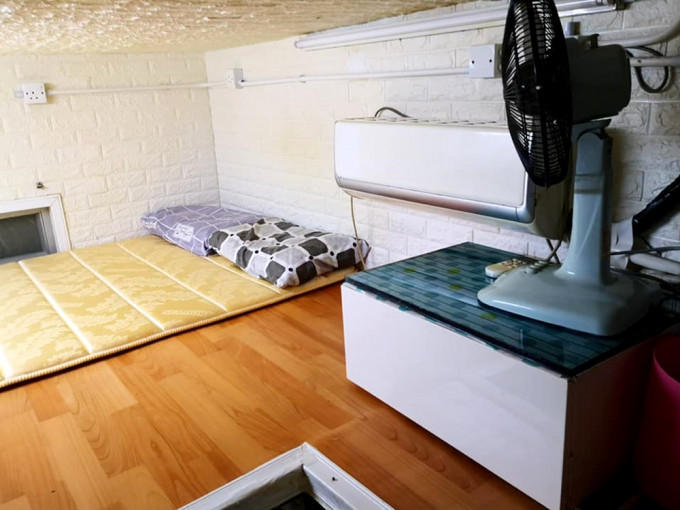 有業主放租一個上床下廁「私人空間」，月租2500元。FB圖片