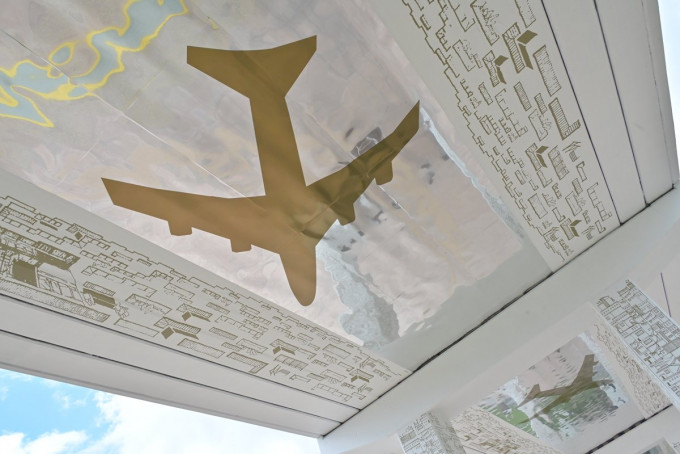 路政署美化横跨九龙城世运花园的行车天桥时，以飞机为主题。