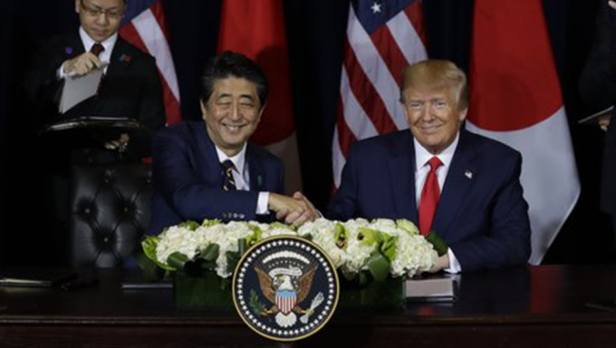 美国前总统特朗普（右）与日本前首相安倍晋三。AP资料图片