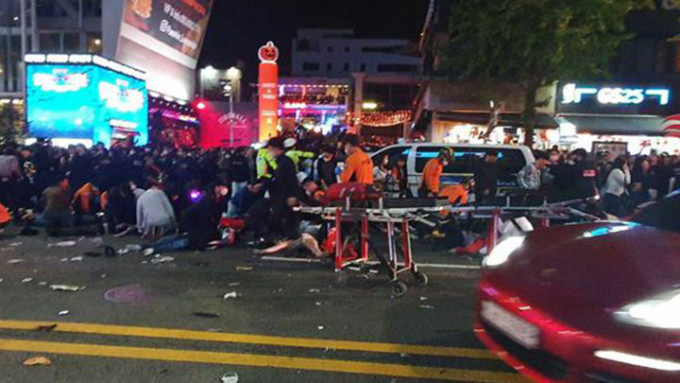南韩首尔梨泰院一场万圣节活动发生恐怖人踩人意外，逾百人死伤。