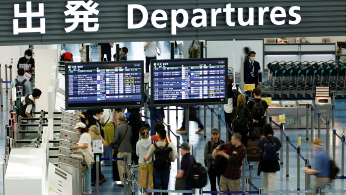 五一黄金周假期，东京羽田机场现出国人潮。 路透社
