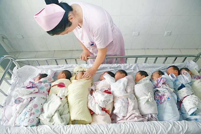 护士在湖北一所医院照看新生儿。