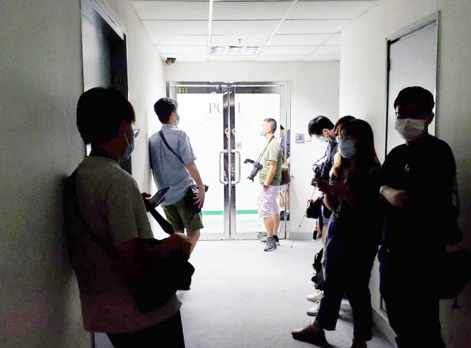 警方搜查香港民研黄竹坑总部。