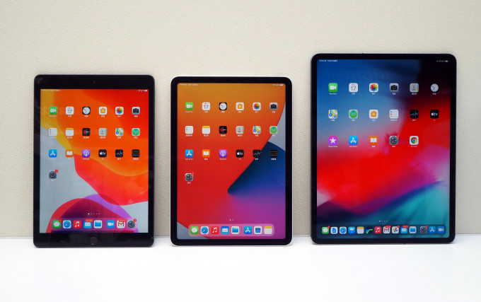 ●iPad Air(2020)(中)一如iPad Pro(右)用上窄邊框全熒幕設計,且不見了Home鍵。