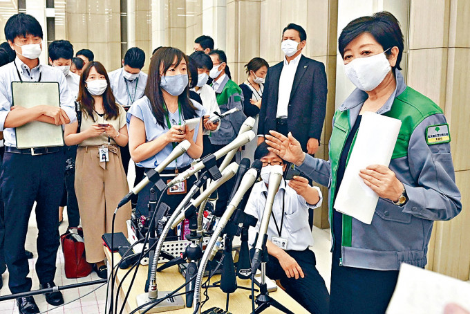 东京都知事小池百合子上周四向媒体发言。