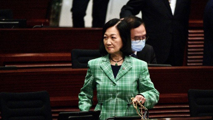 新民党叶刘淑仪穿上绿色套。卢江球摄