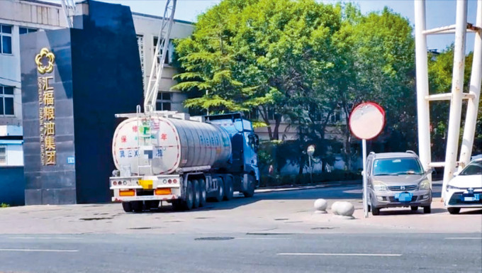 罐車卸完煤油裝食用油，震驚全國。