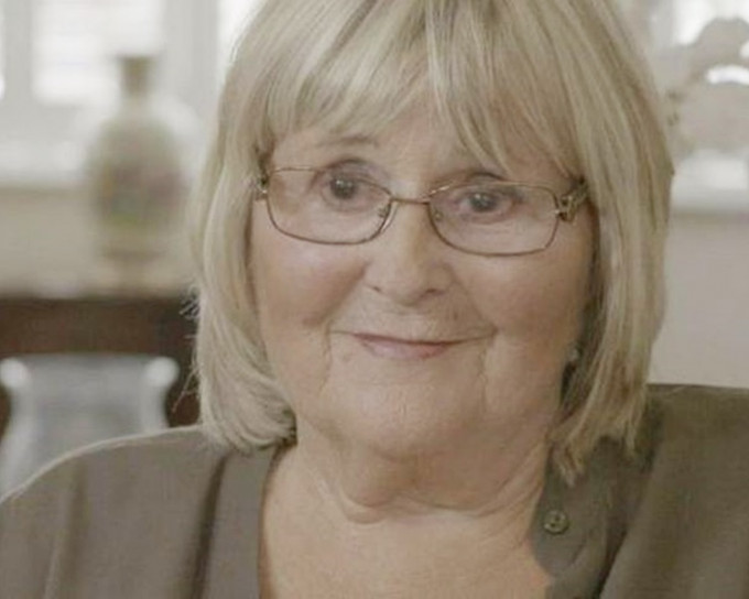 麥克里夫（Maureen McCleave），是全英第一位植入「Nanostim」無導線心臟起膊器的病人。但接受手術後3年，起膊器的電池失靈。網圖