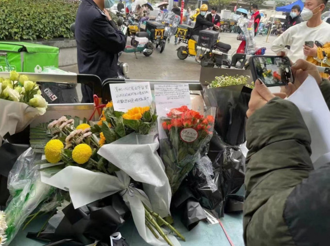 广州市民献花悼念车祸遇害者。网上图片