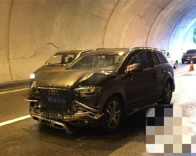 車隊經過隧道時發生連環追撞車禍。網圖