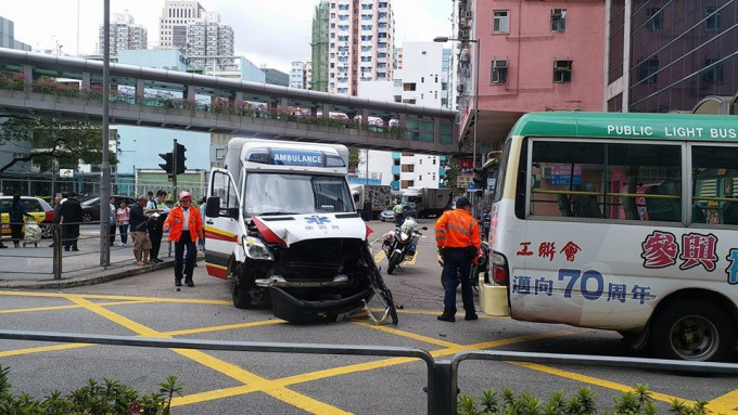 救護車與小巴相撞。網民Eric Lin‎ 圖片