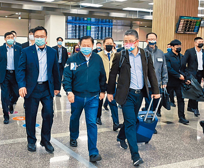 上海市台辦副主任李驍東（前左3）率團抵達台北。