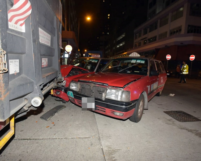 兩輛的士相撞後，再平排撞向一輛泊於路旁的貨車車尾。