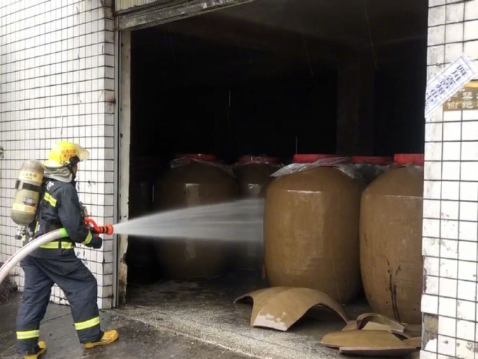 酒廠倉庫受地震影響洩漏200噸高濃度白酒，當地消防於現場噴灑清水稀釋。網圖