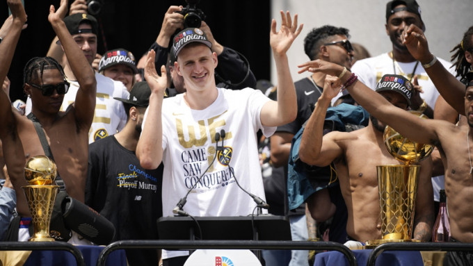 金块夺得NBA首个总冠军，缔造历史。AP