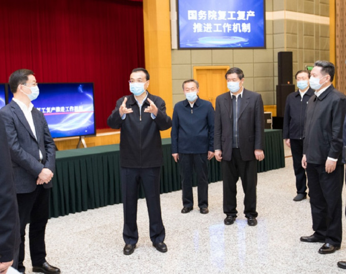 李克强（左二）视察疫情防治工作。中国政府网